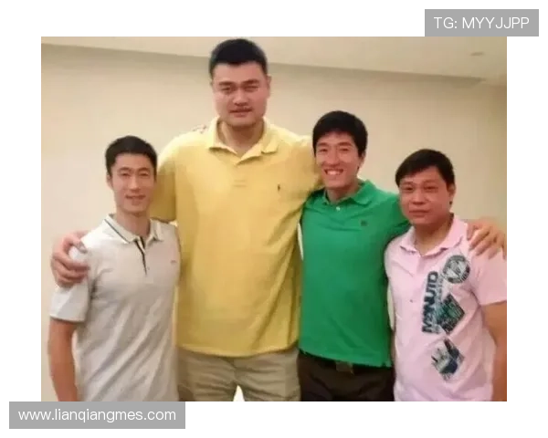明星们齐聚一堂与姚明亲密互动展现友谊与篮球魅力